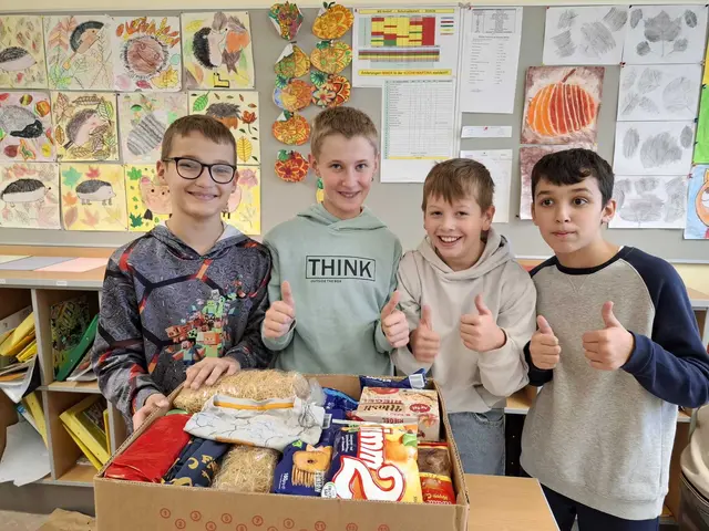 2025 organisierten und packten die Schülerinnen und Schüler mit Unterstützung ihrer Eltern 40 Lebensmittelpakete für von Armut betroffene Familien in Rumänien.  | Foto: Mittelschule Andorf