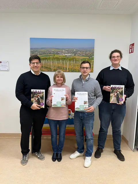 Die Mitarbeiter der Gemeinde Ziersdorf – Hannes Feichtner (Standesbeamter), Eva Strassl (Konzerthaus Weinviertel), Bürgermeister Stefan Schröter und Klaus Gugerell (Standesbeamter) – sind von den kreativen Anregungen und stimmungsvollen Reportagen begeistert. | Foto: Gemeinde Ziersdorf