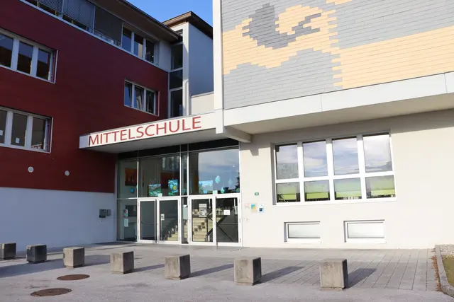 Eine der fünf Kindergartengruppen teilt sich den Eingang mit den Jugendlichen der Mittelschule. Das Land Tirol will diese Übergangslösung nun bereinigt wissen. | Foto: Christiane Nimpf