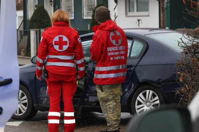 In Wels-Pernau krachen ein Kleintransporter und ein Pkw in einem Kreuzungsbereich zusammen. | Foto: laumat.at