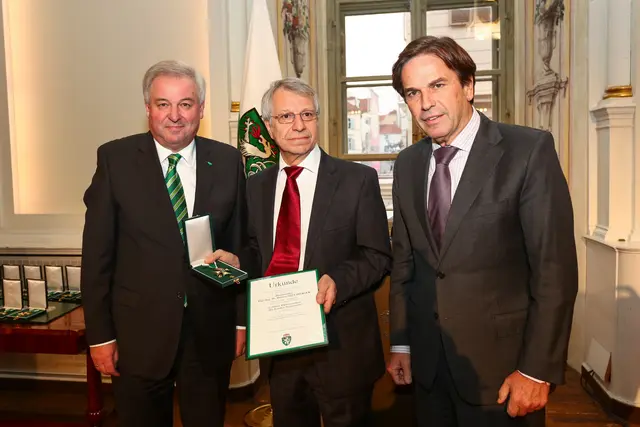 Für seine Verdienste um die Koralmbahn erhielt Helmut Adelsberger u.a. das Goldene Ehrenzeichen des Landes Steiermark. | Foto: Frankl