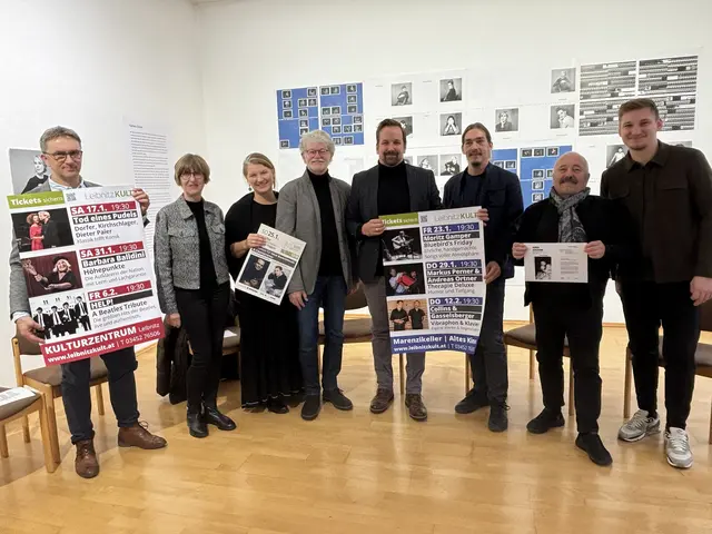 LeibnitzKult-Obmann Gernot Kratzer (5.v.l.) mit dem erweiterten Vorstand von LeibnitzKult und Grottenhof-Geschäftsführer Julian Gigler (r.) bei der Präsentation des Jahresprogrammes. | Foto: MeinBezirk/Waltraud Fischer