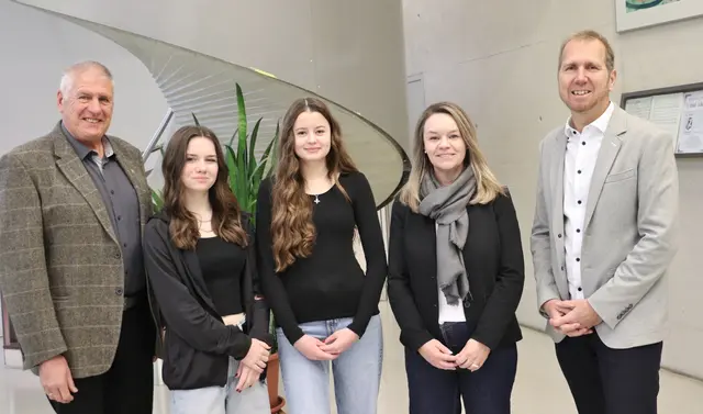 Gratkorns Vzbgm. Günther Bauer (li), Schulleiter Reinhard Koopmans und Päd. Monika Matschenko mit den Schulsprecherinnen Klara und Alena. | Foto: Edith Ertl