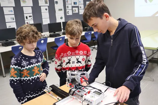 Jakob (13) ist ein Robotik-Experte. Der Schüler baute und programmierte eine Maschine, die Süßigkeiten transportierte. Das beeindruckte technikaffine Volksschüler sehr. | Foto: Edith Ertl