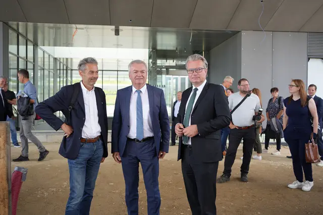 Projektleiter Dietmar Schubel (l.) bei der ersten öffentlichen Fahrt durch den Koralmtunnel im Sommer 2023 | Foto: MeinBezirk
