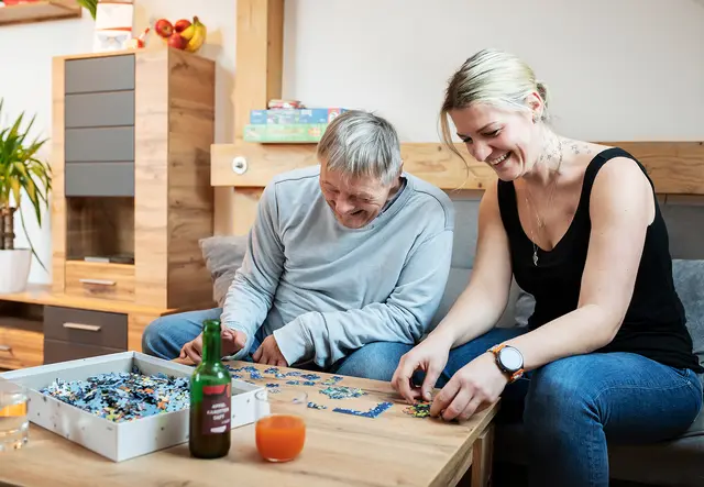 Über die mobilen Dienste unterstützt Jugend am Werk Menschen mit Behinderung in ihrem direkten Lebensumfeld.  | Foto: Jugend am Werk Steiermark/Miriam Raneburger