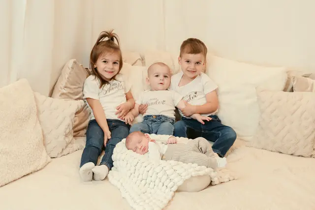 Name: Max
Geburtsdatum: 22.09.2025
Gewicht: 3.380 g
Größe: 50 cm
Eltern: Andreas und Melanie Wurzinger aus Sankt Anna am Aigen
Geschwister: Marie (4 Jahre), Paul (3 Jahre) und Theo (11 Monate) | Foto: Nina Marchel Photographie
