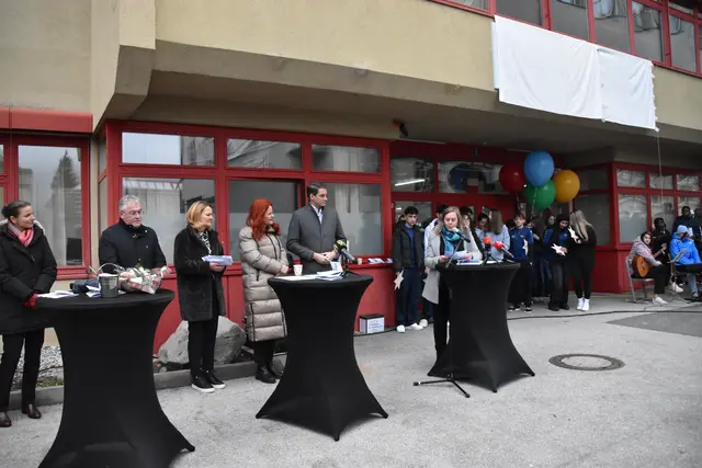 Schulleiterin Claudia Erharter (re.) begrüßte Bgm Michael Riedhart, LR Cornelia Hagele, Stadträtin Elisabeth Werlberger, Pfr. Christian Hauser und Bettina Ellinger (v.r.) als Ehrengäste. 
 | Foto: Barbara Fluckinger