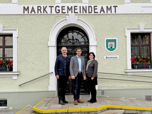 Matthias Traunbauer (Mitte) übernimmt ab 9. Dezember das Amt des Vizebürgermeisters in Vorchdorf von Margit Kriechbaum. Bürgermeister Johann Mitterlehner (61) freut sich über diese bedeutende Weichenstellung. 
 | Foto: ÖVP Vorchdorf