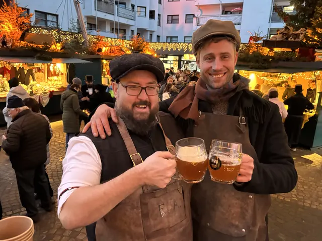 Nicht einfach ein Gratis-Bier, sondern ein von Michal Perner (re.) und Ulrich Zeich von der "Bierfabrik" in Innsbruck speziell gebrautes Scrooge-Ale gab's zum Auftakt des Viktorianischen Weihnachtsmarktes.