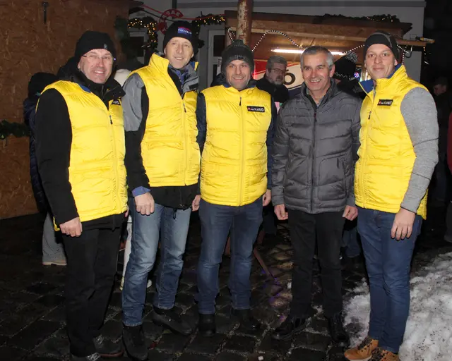 Bgm. Manfred Zeilinger mit dem Vorsitzende der FCG-KdEÖ Gmünd, Christian Grümeyer und seinem Team.  | Foto: Walter Kellner