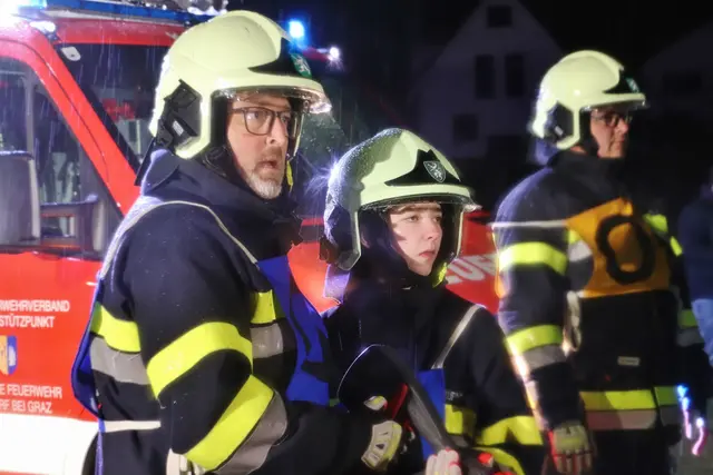 Auch wenn es sich nur um eine Übung, oder wie in Kalsdorf um einen angenommenen Verkehrsunfall für die Ablegung der Technischen Hilfeleistungsprüfung handelt, der Ernst der Lage ist den Florianis ins Gesicht geschrieben.  | Foto: Edith Ertl