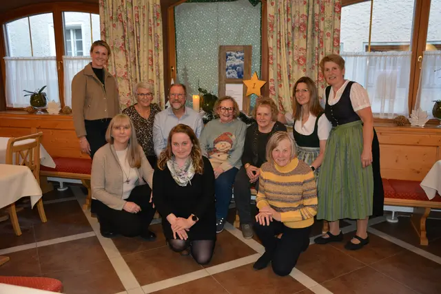 Der Rauriser Adventkalender wurde bei einer Zusammenkunft im Birkenhof eröffnet. | Foto: Verein BildSprache/Marion Nabernik/Romény Evers