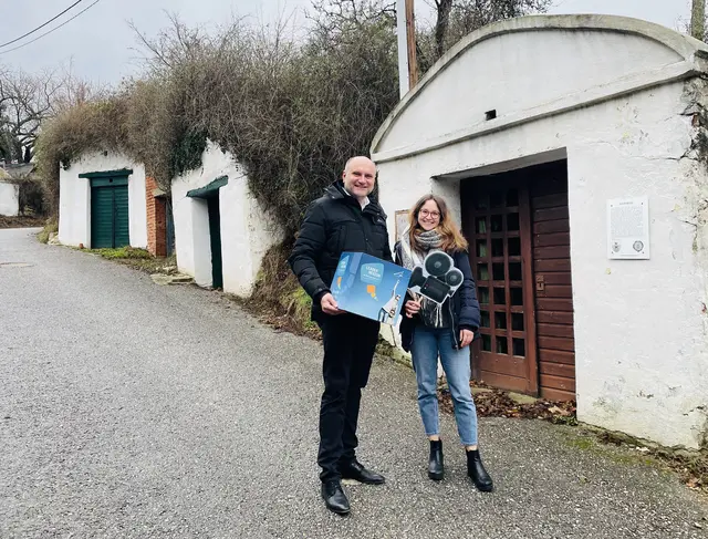 Christian Frank (Obmann der LEADER Region Weinviertel Ost) und Caroline Fribert (Projektbegleitung LEADER Region Weinviertel Ost) in der Kellergasse Herrnbaumgarten. | Foto: Leader