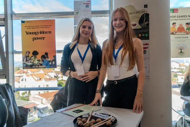 Das Team EcoNut: Isabella Freimüller und Lisa Hartl aus der 5. Klasse der HAK Wels entwickelten ein Konzept für plastikfreie Zahnbürsten aus Nussschalen. | Foto: HAK Wels