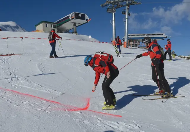 Absicherungsarbeiten nach einem Skiunfall unterhalb der Madritschenbahn am Nassfeld. (Symbolbild) | Foto: Polizei Kärnten