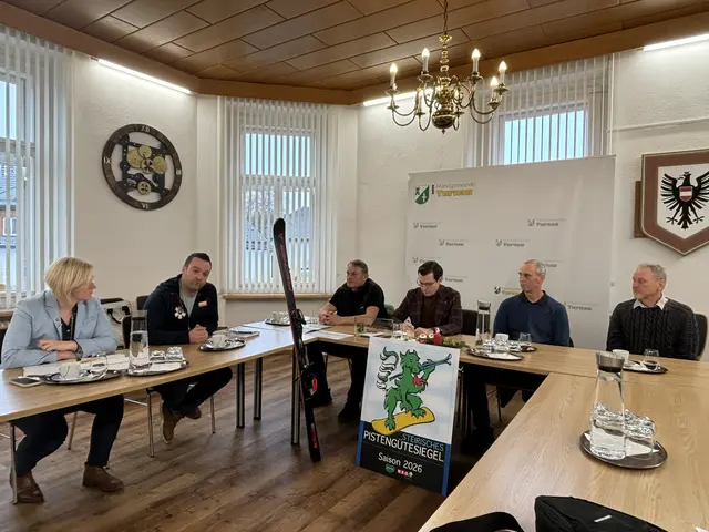 Pressekonferenz im Gemeindeamt: Tourismusbeauftragte Gitti Fladl, Matthias Puregger (WSV), Erwin Rossmann (Schwabenbergarena), Bgm. Stefan Hofer, Hannes Payer (Eichfeldlift) und Johann Fellner (Seeberg Lifte). | Foto: MeinBezirk/Angelika Kern