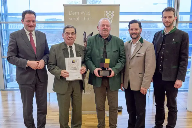 Landwirtschaftsminister Norbert Totschnig (li.), Landesjägermeister Christoph Metzker (2.v.re.) und Geschäftsführer Leopold Obermair (re.) gratulierten. | Foto: Jagdverband 