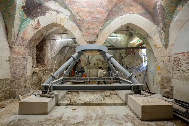 Der Tausch der Säule ist eine bautechnische und statische Herausforderung – mehr als 200 Tonnen Last mussten zwischenzeitlich anders getragen werden.  | Foto: Land Steiermark/Binder