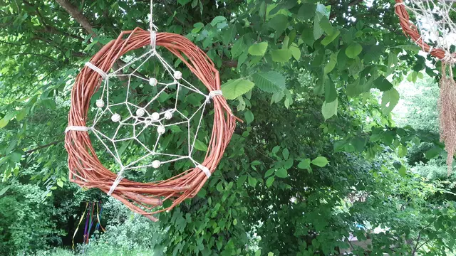 Aus Weidenruten lassen sich im Garten tolle Kunstwerke flechten. | Foto: Anna Leithner/Natur im Garten