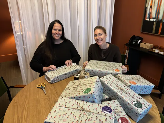 Die Schwägerinnen Ulrike (l.) und Nicole Hausner beschenken mit "Ein Packerl für dich" jedes Weihnachten bedürftige Kinder. | Foto: Arztmann/MeinBezirk