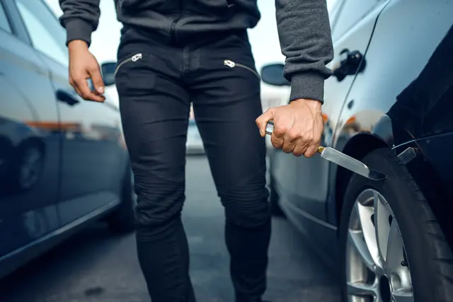Der Flachgauer schlitzte mit einem Messer einen Reifen auf.  | Foto: Nomadsoul1/PantherMedia / Symbolbild