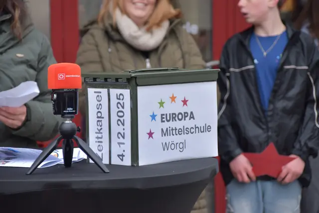 Eine Zeitkapsel wird nach den Umbauarbeiten vor der Schule eingegraben.  | Foto: Barbara Fluckinger