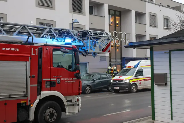 Einsatzkräfte mussten zu einem Gebäude in Wels-Neustadt ausrücken, wo eine Person in Lebensgefahr gemeldet wurde. | Foto: laumat.at