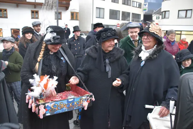 Am Vorplatz des Inntalcenters lag eine besondere Spannung in der Luft, als sich die Scrooge-Parade – authentisch angeführt von Pipes &amp; Drums – in Richtung Zentrum in Bewegung setzte. 
