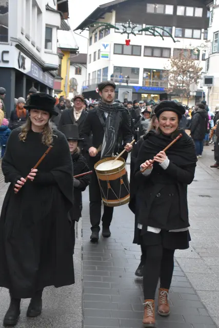 Durch das Telfer Ortszentrum und die Zeit führte die prachtvolle Scrooge-Parade: Diese führte vom Inntalcenter direkt ins viktorianische London. 