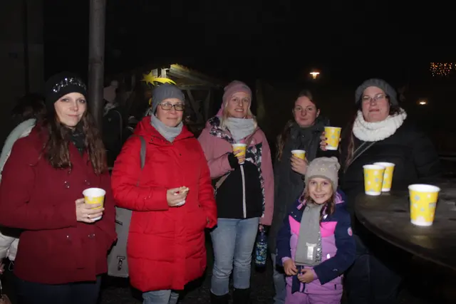 Ob alkoholisch oder alkoholfrei - der Punsch schmeckte alle sehr gut.  | Foto: Walter Kellner