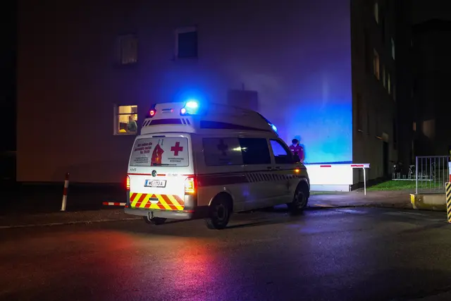 In einem Mehrparteienhaus in Wels-Pernau entstand kurzzeitig ein Einsatz-Chaos, das aber professionell gelöst werden konnte. | Foto: laumat.at