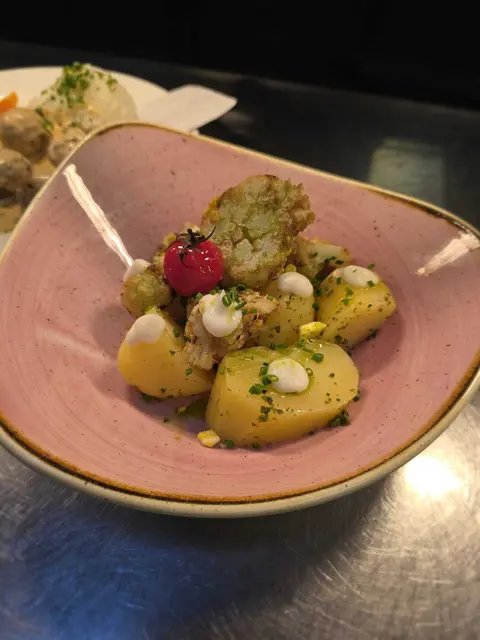 Vegetarisch und edel: Bröselkarfiol auf Kräuterkartoffeln. | Foto: rm