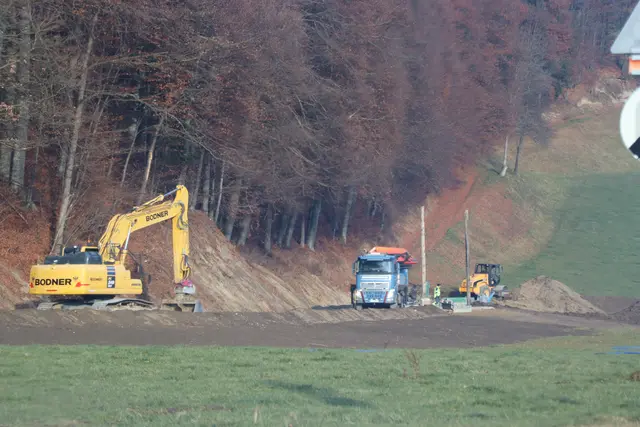 Die Arbeiten für die Lkw-Zufahrt sind bereits im Gange. | Foto: Christiane Nimpf