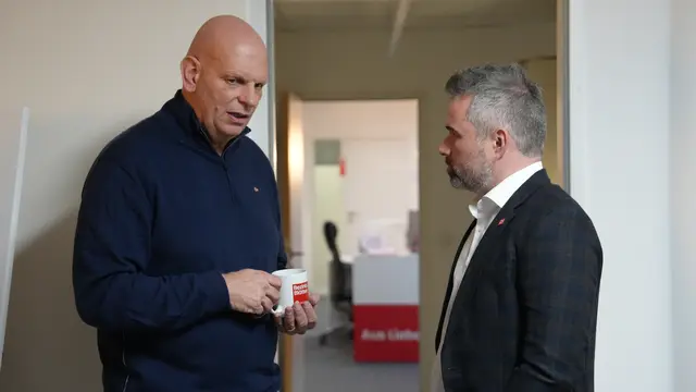 Thomas Vogler (l.) im Gespräch mit Christoph Enegl. | Foto: Sabrina Moriggl