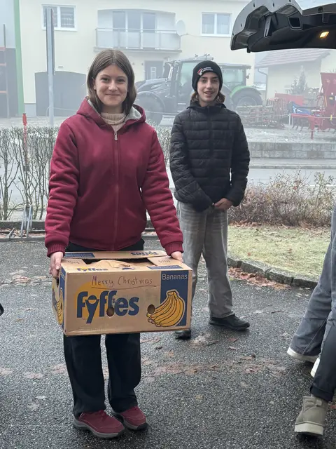 Am Freitag, dem 28. November 2025 wurden alle Pakete, gefüllt mit Lebensmitteln und Produkten des täglichen Bedarfs abgeholt.  | Foto: Mittelschule Andorf