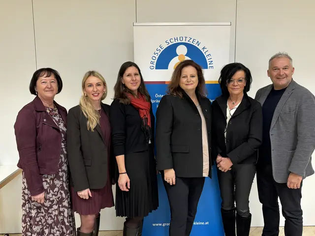 Direktorin Gabriele Schachinger, Elisabeth Fanninger und Projektleiterin Indra Kern („Große schützen Kleine“), LR Claudia Holzer, Maria Knauer-Lukas (Leitung Verkehrssicherheit) und Holger Till, Präsident von „Große schützen Kleine“ und Vorstand an der Univ.-Klinik für Kinder- und Jugendchirurgie Graz. | Foto: MeinBezirk/Katrin Löschnig