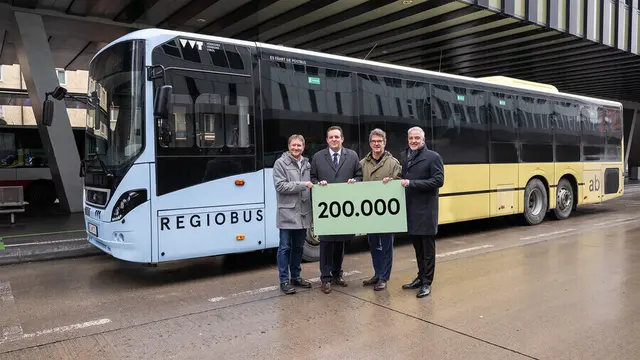 IVB-GF Ekkehard Allinger-Csollich, Mobilitätslandesrat René Zumtobel, VVT-GF Alexander Jug und ÖBB-Regionalmanager Werner Dilitz peilen fürs nächste Jahr 200.000 StammkundInnen an. | Foto: VVT/Birgit Pichler