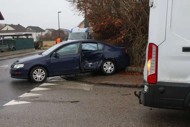In Wels-Pernau krachen ein Kleintransporter und ein Pkw in einem Kreuzungsbereich zusammen. | Foto: laumat.at