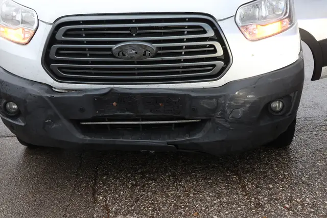 In Wels-Pernau krachen ein Kleintransporter und ein Pkw in einem Kreuzungsbereich zusammen. | Foto: laumat.at