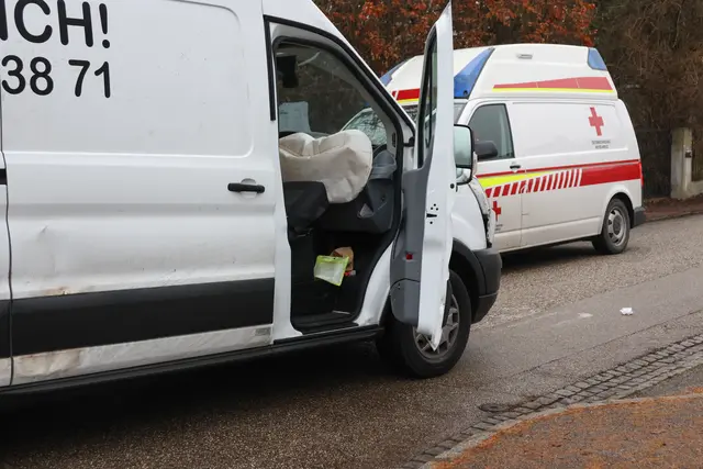In Wels-Pernau krachen ein Kleintransporter und ein Pkw in einem Kreuzungsbereich zusammen. | Foto: laumat.at