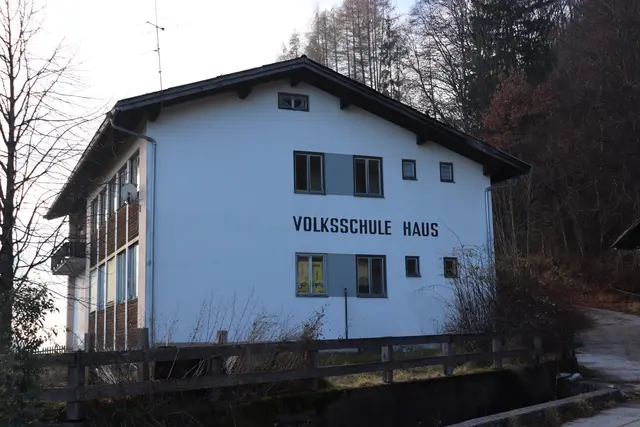 Seit ungefähr zehn Jahren steht das Gebäude leer. 2026 soll mit dem Bau der Wohnungen begonnen werden. | Foto: Christiane Nimpf