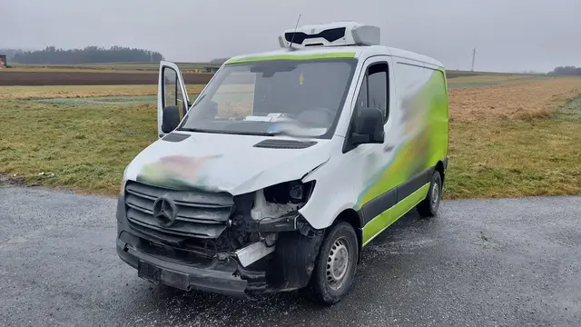 Der beteiligte Lieferwagen wurde im Frontbereich schwer beschädigt. | Foto: FF Waidhofen/Thaya