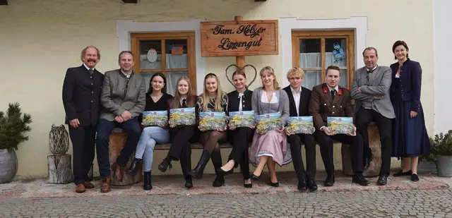 Bei der Eröffnung der Bildungswoche hielt Landeshauptfrau-Stv. Marlene Svazek eine Rede, und die Jungbürgerfeier fand statt. Im Bild sind Bildungswerkleiter Rudolf Schmiderer (links), Vizebürgermeister Eduard Schmuck (2. v. l.), die Jungbürgerinnen und -bürger, Bürgermeister Michael Lackner (2. v. r.) und Marlene Svazek (rechts) zu sehen. | Foto: Salzburger Bildungswerk St. Martin bei Lofer/Rudolf Schmiderer
