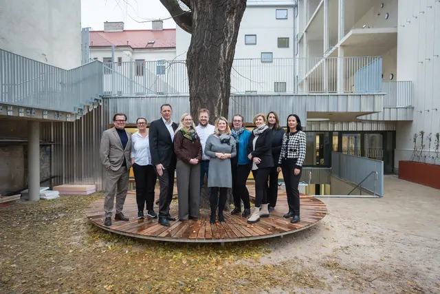 Vertreterinnen und Vertreter aus Politik und Verwaltung sowie Projektpartnerinnen und -partner machten sich ein Bild vor Ort.  | Foto: David Bohmann