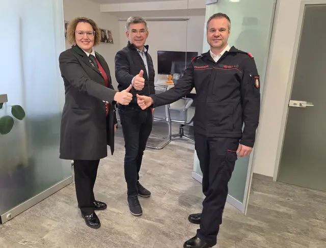 Ehrenamt auch im Bezirksbüro der ÖVP: Landtagsabgeordneter Franz Fartek mit VP-Frauen-Chefin Petra Rauch als Musikantin und Bezirksgeschäftsführer Andreas Neuhold als Feuerwehrmann | Foto: Stvp Südoststeiermark