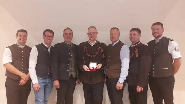 Die Bürgermusik Bad Goisern sowie die Marktgemeinde gratulierten Hansjörg Mittendorfer herzlich zu dieser verdienten Auszeichnung und danken ihm für seinen unermüdlichen Einsatz und seine langjährige Treue. | Foto: Bürgermusik
