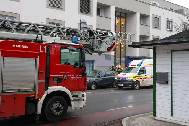Einsatzkräfte mussten zu einem Gebäude in Wels-Neustadt ausrücken, wo eine Person in Lebensgefahr gemeldet wurde. | Foto: laumat.at