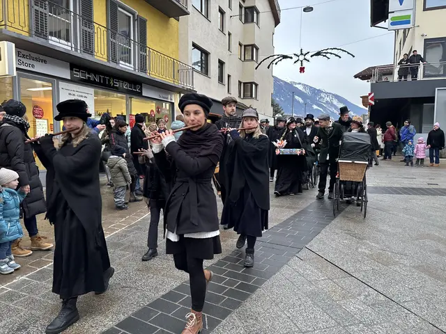Rund 70 in viktorianische Gewänder gehüllte Akteure, getragen von Schwegelpfeifen und rhythmischen Trommelklängen, schufen wahre Gänsehaut-Momente.