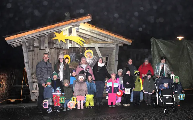 Ziel der Laternenwanderung war am Marktplatz bei der Weihnachtskrippe. | Foto: Walter Kellner